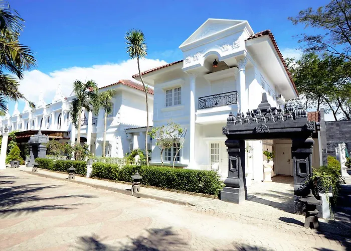 Ramada Suites By Wyndham Solo